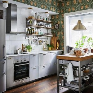 Cách bố trí nhà đẹp cấp 4 là cách sẽ giúp không gian trở nên mới mẻ hơn, độc đáo hơn và mang đến một môi trường sống thoải mái hơn. Đâu phải nhà cấp 4 thì không thể trang trí đâu, chỉ cần bạn lựa chọn và chịu đầu tư một chút thì căn nhà cấp 4 cũng trở nên tuyệt vời hơn rất nhiều! Cách bố trí nhà đẹp cấp 4 mọi người không nên bỏ qua! Nên bố trí nội thất phòng khách như thế nào? Cách bố trí nhà đẹp phòng khách chính là sử dụng những đồ vật trang trí trang nhã, màu sắc hài hòa dễ chịu, nên dùng các màu sắc đồng điệu với một số đồ dùng trang trí khác trong nhà. Không phải phòng khách của căn nhà cấp 4 nào cũng có diện tích rộng rãi, cho nên cần phải lựa chọn phong cách nội thất đơn giản, đồng nhất để không gian không bị rối mắt và chật chội. Phong cách nội thất tối giản có thể là phong cách hợp lý nhất, vì mọi người có thể trang trí theo lối hiện đại, đơn giản. Cách bố trí nhà đẹp bằng việc chọn bộ bàn ghế có kích cỡ vừa phải, bộ bàn ghế quá lớn chỉ làm cho không gian phòng khách trở nên chật chội. Gam màu trung tính nhẹ nhàng là gam màu dễ sử dụng nhất với các loại phong cách khác nhau. Nên tận dụng nguồn sáng tự nhiên tối đa để không gian độc đáo trở nên gần gũi với thiên nhiên hơn. Cách này vừa có lợi cho sức khỏe của bạn cũng như tiếp kiệm được một khoản không nhỏ đấy nhé! Cách bố trí nhà đẹp phòng bếp căn hộ cấp 4 Không gian căn nhà cấp 4 nên có Cách bố trí nhà đẹp đơn giản nhất, bỏ đi những món đồ thừa thãi và chỉ tập trung vào công năng sử dụng của nó. bố trí theo diện tích của căn bếp để giúp không gian cân đối, đảm bảo phù hợp với thói quen sinh hoạt của gia đình bạn. Có thể áp dụng theo một số quy tắc sau: + Tủ bếp nên chọn màu trung tính nhẹ nhàng để phối hợp được với các màu sắc khác nhau, khích thước tủ không cần quá to những vẫn cần để được đồ cần thiết. + Cách bố trí nhà đẹp chính là xếp nồi niêu một cách gọn gàng, ngăn nắp. + Bố trí bồn rửa chỗ có cửa sổ để tận dụng ánh sáng tự nhiên, mang đến cảm giác thoải mái. + Áp dụng quy tắc tam giác vàng khi bố trí bếp – bồn rửa – tủ lạnh để có một không gian tuyệt vời. Cách trang trí nhà đẹp cấp 4 phòng ngủ như thế nào? Phòng ngủ cần phải đảm bảo yếu tố sạch sẽ, gọn gàng, ngăn nắp để có thể mang đến một giấc ngủ tốt. Bạn có thể tham khảo một số yếu tố khi trang trí phòng ngủ dưới đây: + Nên chọn gam màu trung tính thiên sáng cho nội thất từ sàn nhà đến màu sơn tường … + Tránh kê giường ở vị trí ra vào để không gây khó khăn khi di chuyển, điều này cũng làm không gian trở nên hẹp hơn. Kê giường ngủ sát cửa sổ cũng sẽ ảnh hưởng đến chất lượng giấc ngủ, nếu muốn bạn có thể trang trí thêm một rèm cửa dày ở cửa sổ để chặn ánh sáng. + Có thể đặt tủ và kệ sách lên đầu giường để giúp không gian trở nên gọn gàng hơn. + Cách bố trí nhà đẹp với thảm trải sàn mang đến một không gian đẹp và thoải mái… Bố trí nội thất phòng tắm vệ sinh đơn giản Một căn nhà cấp 4 thường sẽ có 1-2 nhà vệ sinh và để không gian nhà vệ sinh sang trọng, thanh lịch hơn thì có thể áp dụng các yếu tố dưới đây trong khi trang trí: Bố trí chiều cao tiêu chuẩn cho bát sen và gương sen khoảng 77cm – 80cm, lắp đặt bát sẽ cao từ 1m6 - 1m8, để quá cao sẽ tạo cảm giác bất tiện khi sử dụng. Bố trí các thiết bị phụ hợp lý như chỗ để khăn tắm xa chỗ đứng tắm tránh cho việc bị ướt. Cách bố trí nhà đẹp phòng vệ sinh không nên đặt quá nhiều chậu cây trong nhà tắm sẽ khiến muỗi, vi khuẩn lớn mạnh Cần phải thường xuyên lau dọn nhà vệ sinh cho sạch sẽ, sử dụng chất liệu có độ nhám vừa phải.