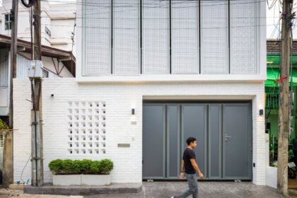 Làm mới không gian sống với thiết kế nhà 2 lớp cửa