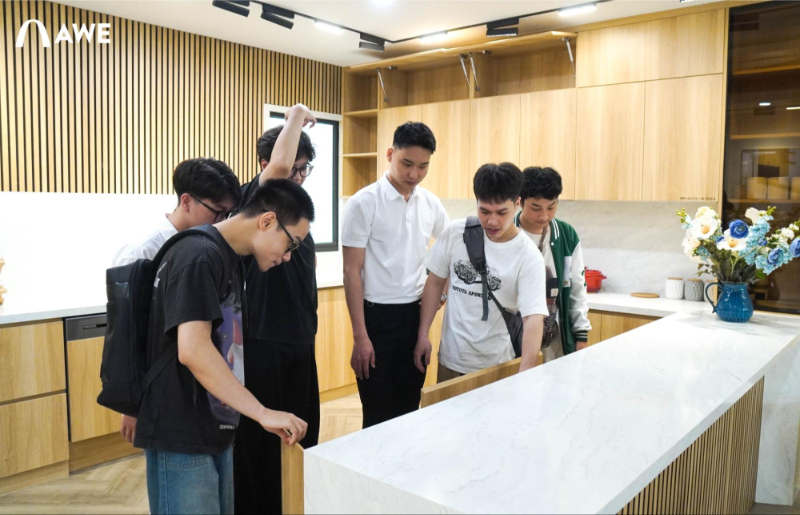Học viên tham quan showroom doanh nghiệp