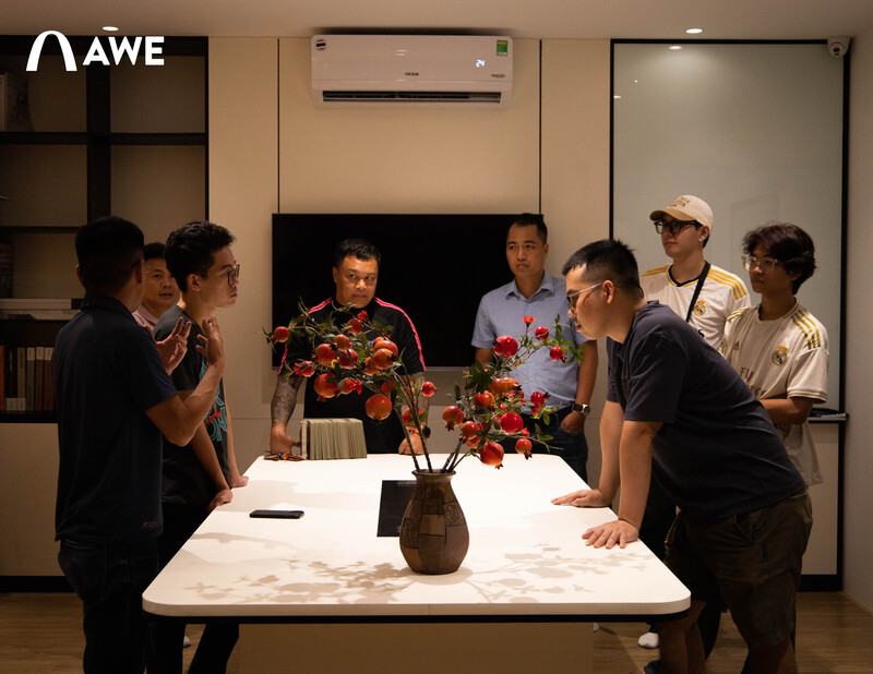 Học viên AWE có buổi tìm hiểu về thiết kế ánh sáng tại showroom Lumi