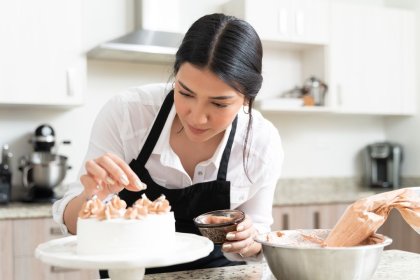 Nữ nên học nghề gì khi không học đại học? 8 nghề cho nữ lựa chọn