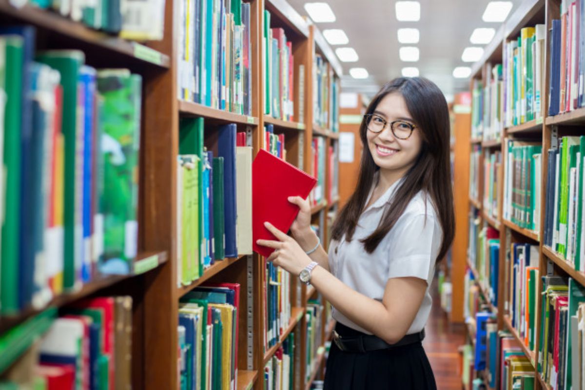 Nữ khối C nên học nghề gì dễ xin việc, lương cao?