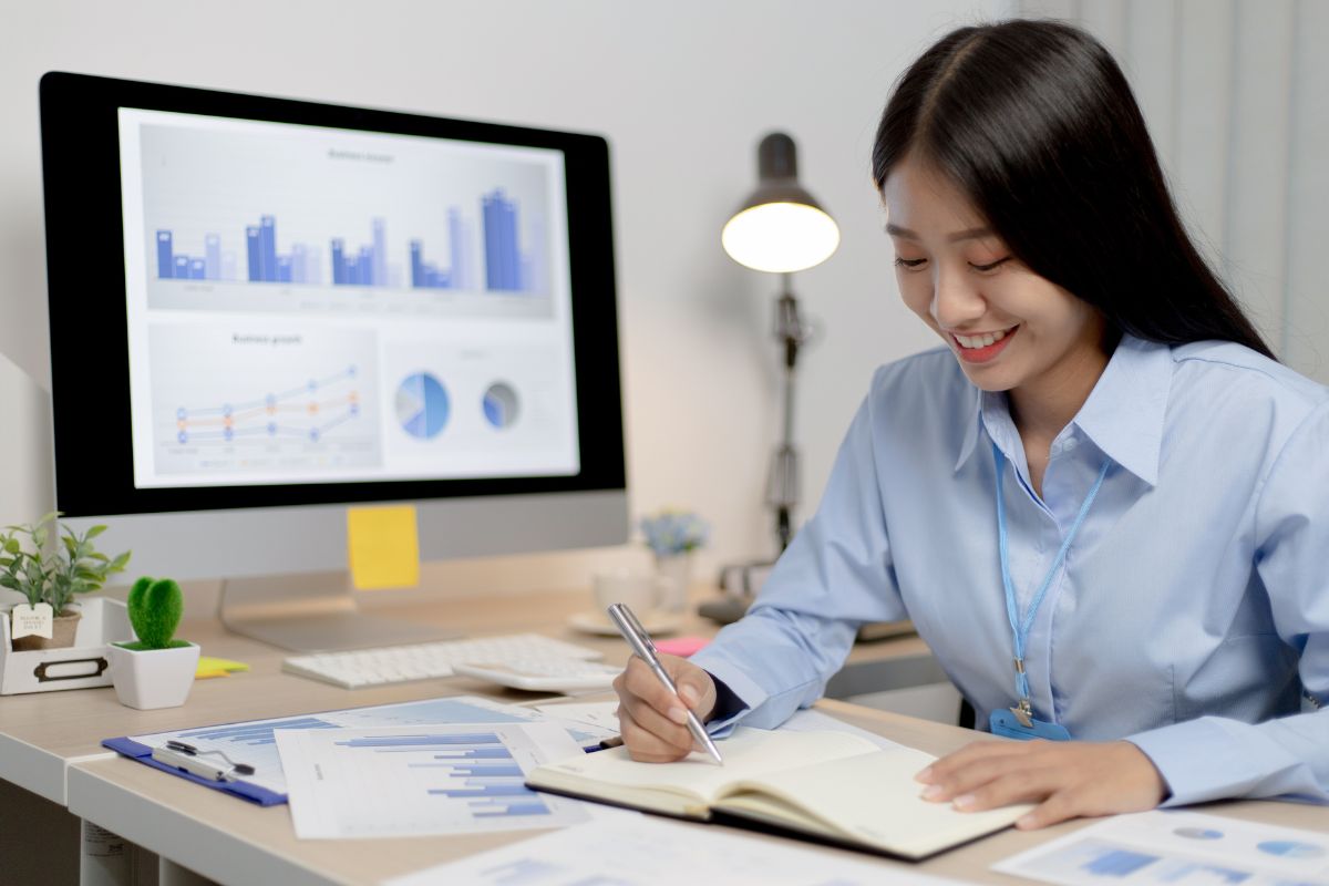 Nữ khối C nên học ngành gì dễ xin việc, lương cao?