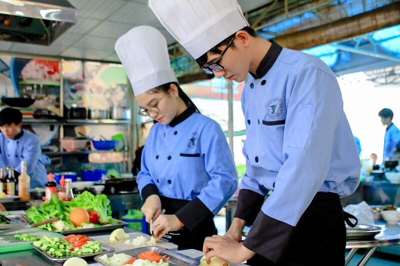 Các chiến sĩ xuất ngũ học hấu ăn, làm bánh, pha chế