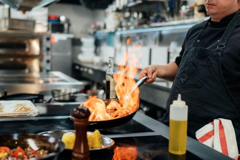 Có bằng cấp 2 nên học nghề gì? Cơ hội làm việc tại các nhà hàng lớn hoặc mở tiệm kinh doanh khi học nghề đầu bếp