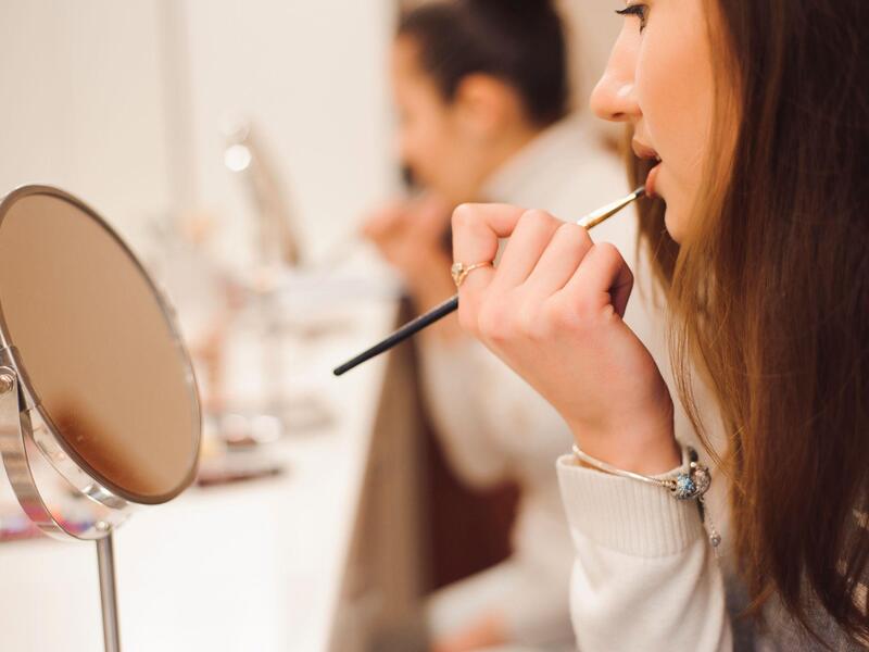Nghề trang điểm được xem là công việc “hái ra tiền” cho người trẻ nếu có chuyên môn tốt