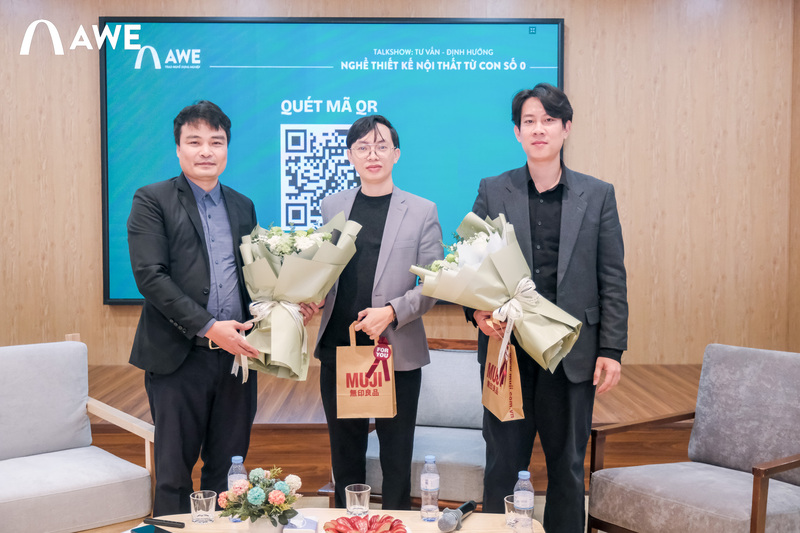 Đại diện Trường Đào tạo Thiết kế và Công nghệ AWE tặng hoa cảm ơn diễn giả