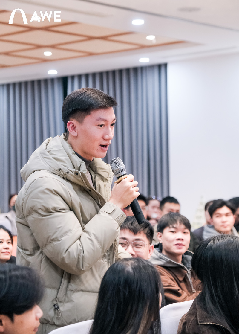 Học viên AWE trực tiếp đặt câu hỏi cho diễn giả