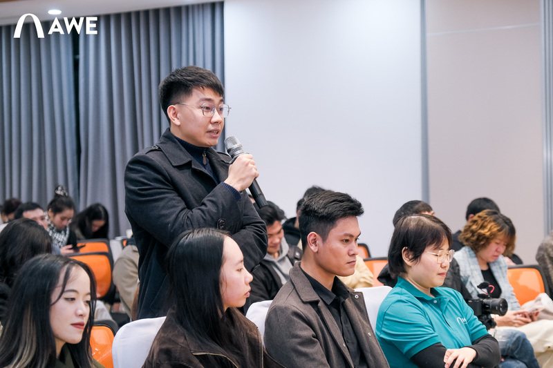 Người tham dự giao lưu và trao đổi cùng diễn giả