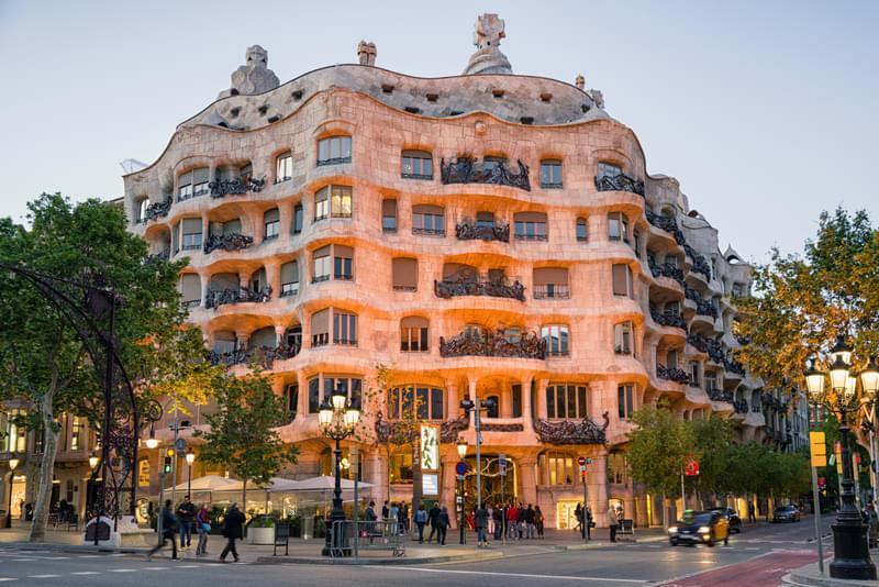 Tòa nhà Casa Mila, Barcelona đạt tỉ lệ vàng 68.64%
