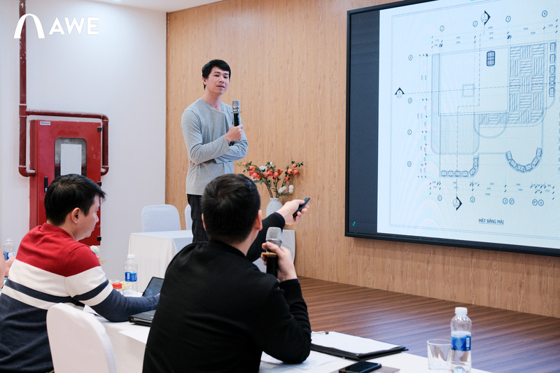 Học viên lắng nghe và trao đổi cùng hội đồng để hoàn thiện tư duy thiết kế