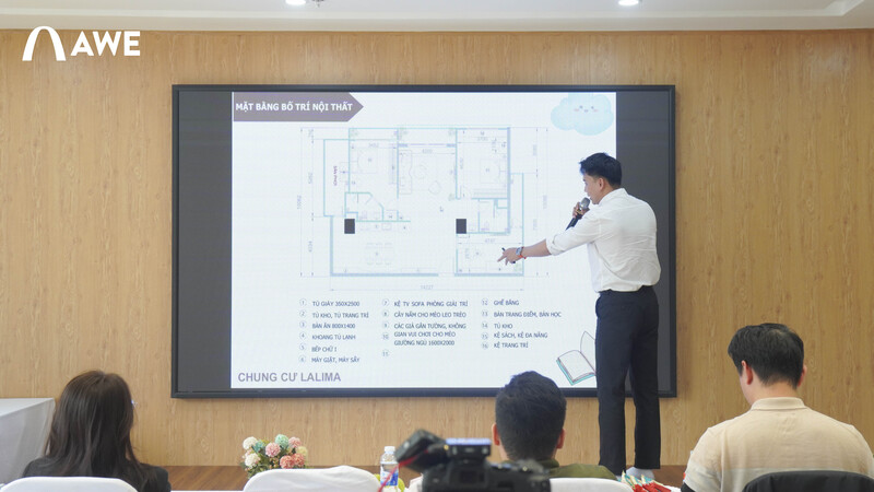 Phần trình bày đồ án của học viên lớp 20K18 & K141 trước hội đồng chấm thi