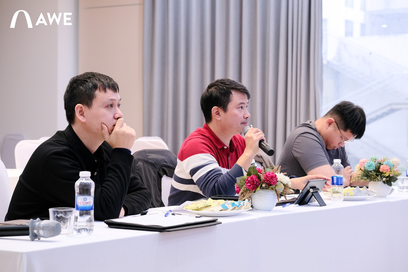 Kiến trúc sư trong hội đồng trực tiếp nhận xét, góp ý và phản biện đồ án