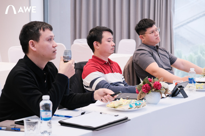 Hội đồng chấm thi làm việc nghiêm túc, đánh giá từng đồ án với góc nhìn chuyên môn và thực tiễn.