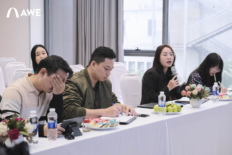 Hội đồng lắng nghe, đặt câu hỏi và phân tích giải pháp thiết kế của học viên