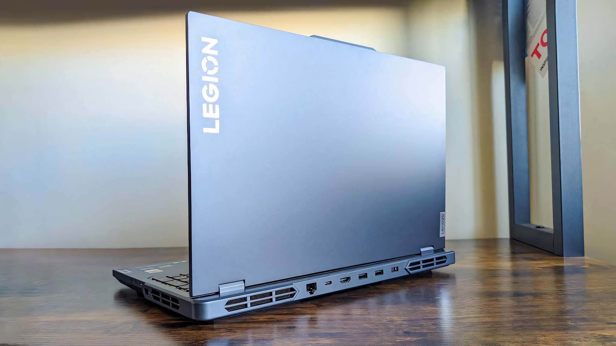 Dưới đây là phân tích chi tiết "đến từng chân tơ kẽ tóc" về 10 mẫu laptop Windows đáng mua nhất hiện nay, được đội ngũ kỹ thuật AWE kiểm chứng hiệu năng thực tế.