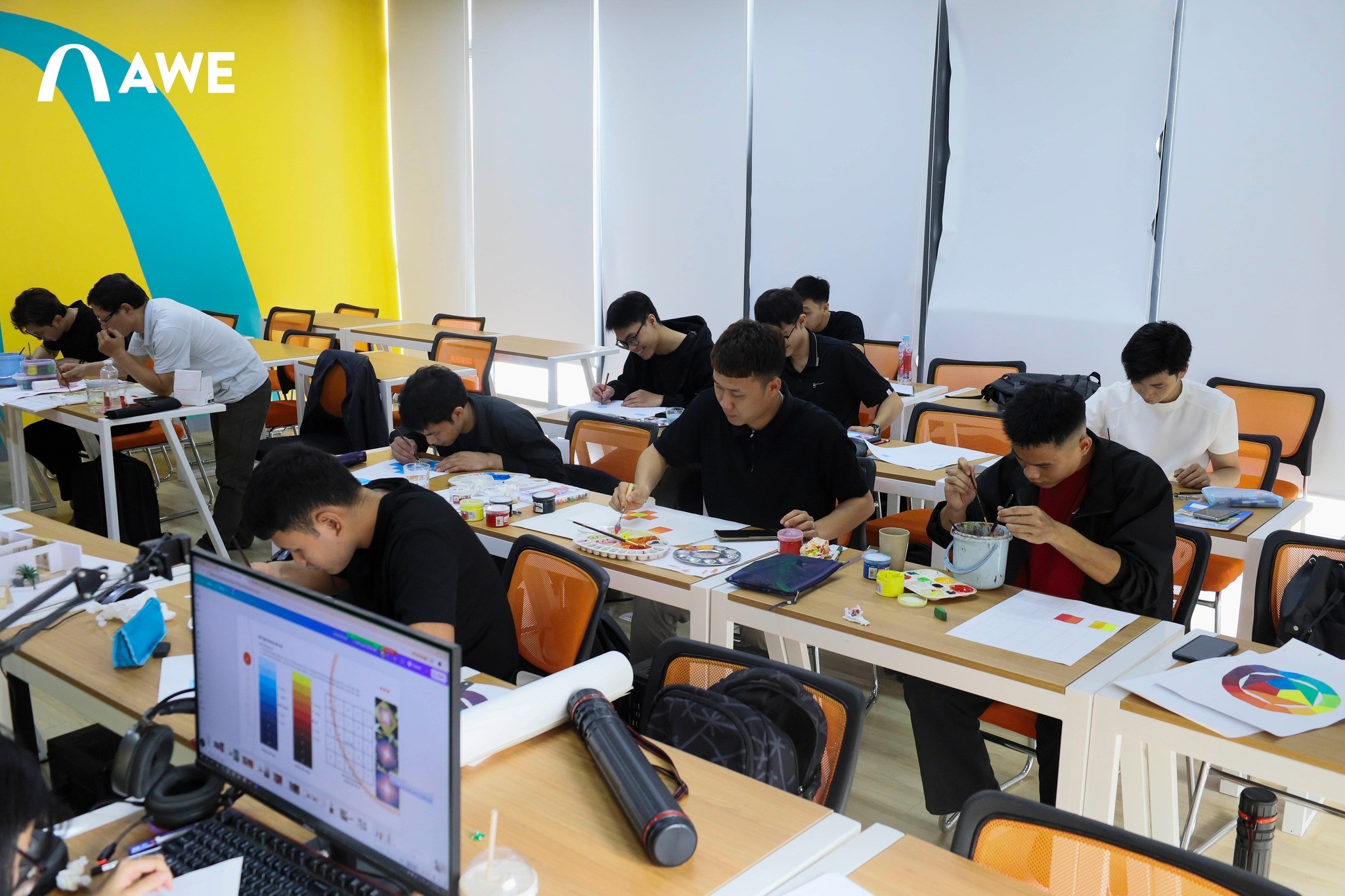 Học viên học tiết vẽ tay ngành thiết kế đồ hoạ