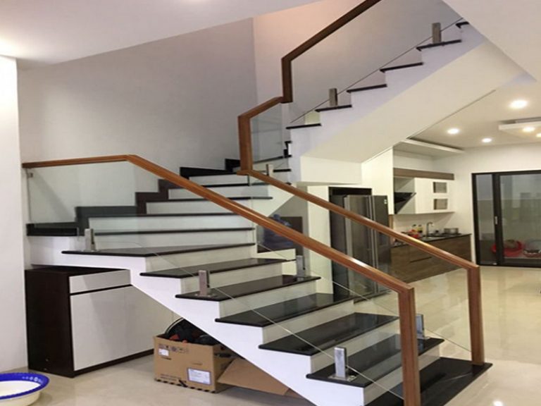 cầu thang kính trụ inox hiện đại đẹp