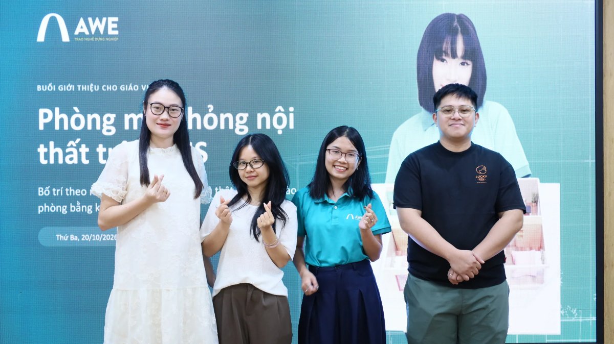Bốn người chụp ảnh chung trước màn hình Buổi giới thiệu cho giáo viên