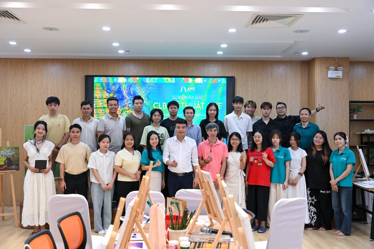 Ảnh chụp chung các thành viên trước màn hình sự kiện ra mắt CLB Mỹ thuật AWE