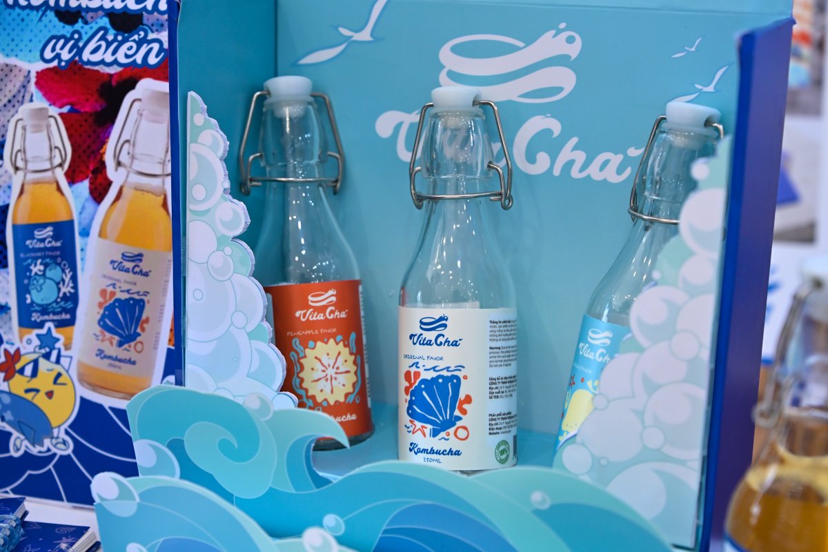 Nhãn chai và hộp trưng bày trong bộ nhận diện thương hiệu Vita Cha