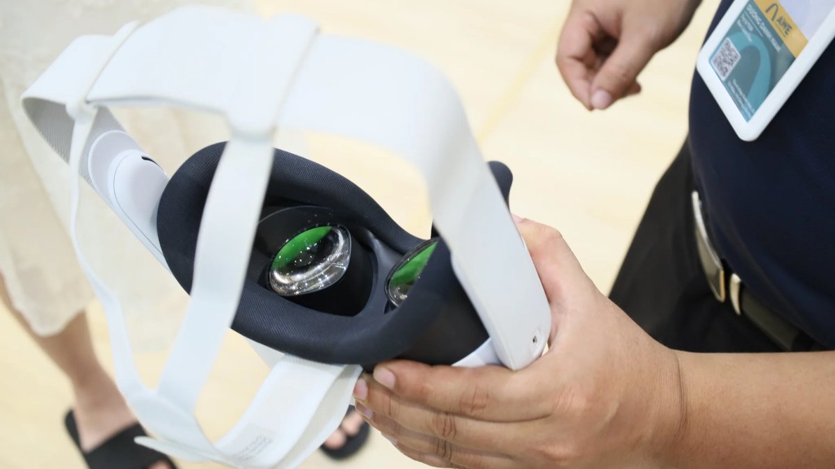 Cận cảnh mặt trong của kính VR trên tay người hướng dẫn