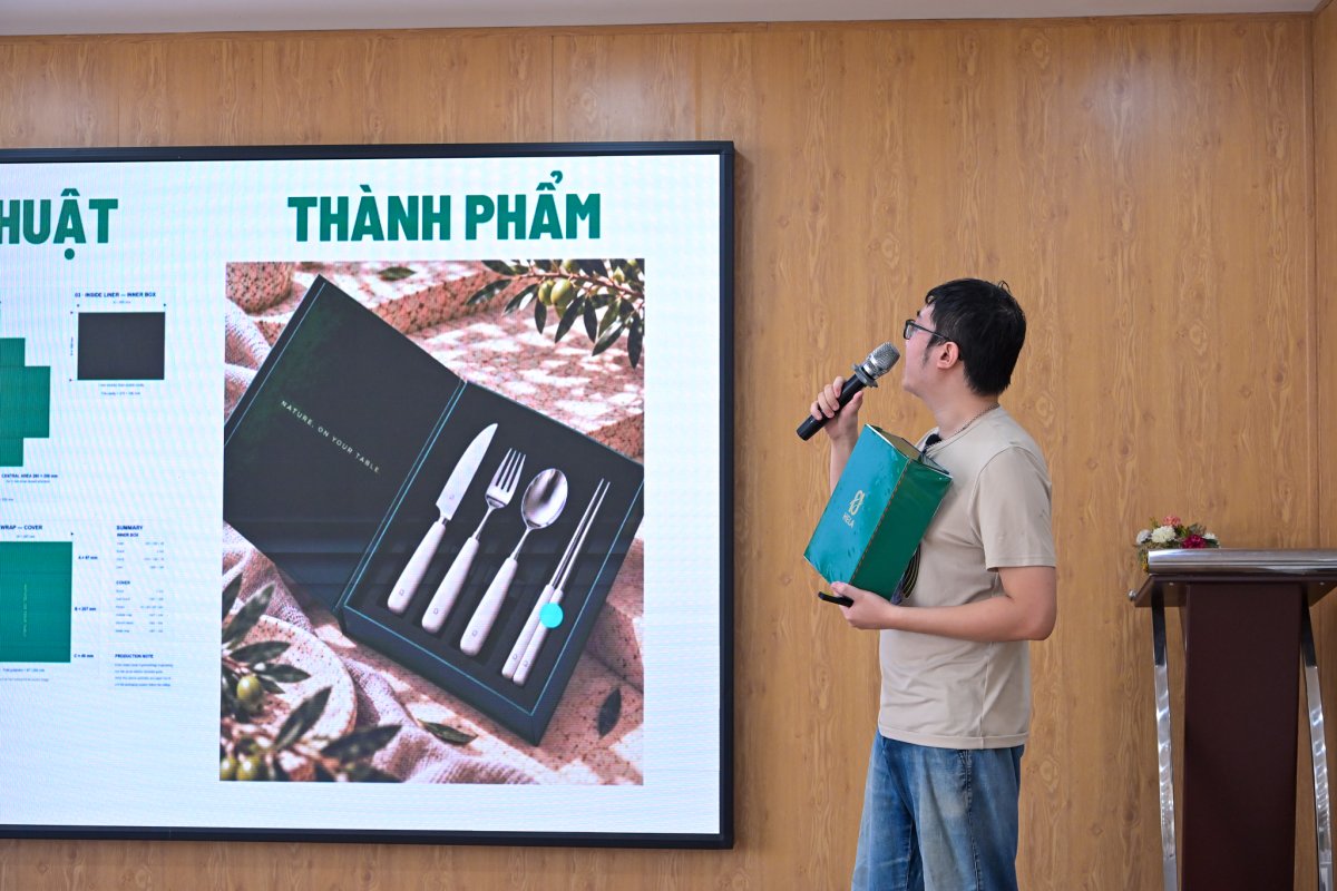 Học viên cầm hộp sản phẩm đã in khi trình bày phần thành phẩm