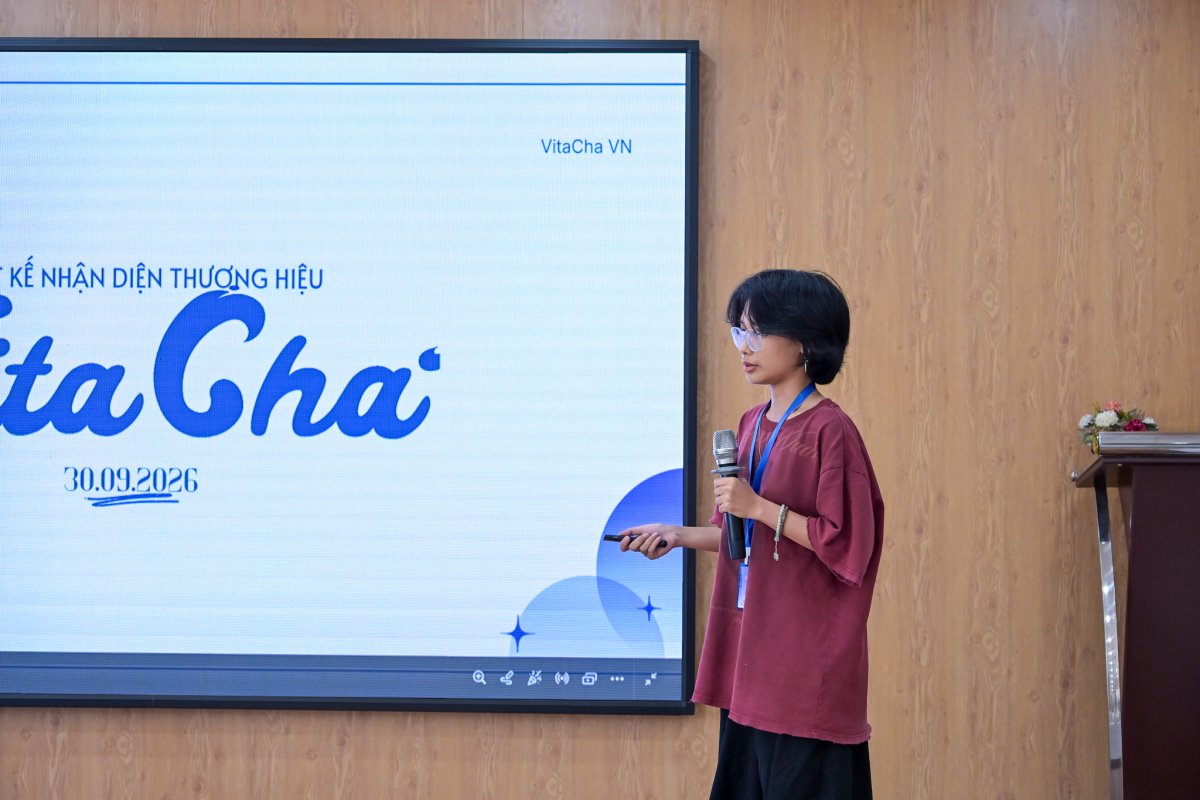 Học viên thuyết trình đồ án thiết kế nhận diện thương hiệu Vita Cha