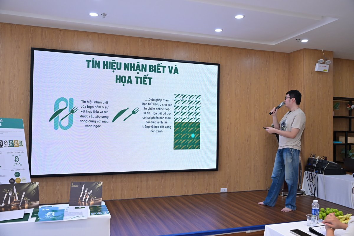 Học viên thuyết trình phần tín hiệu nhận biết và họa tiết của thương hiệu