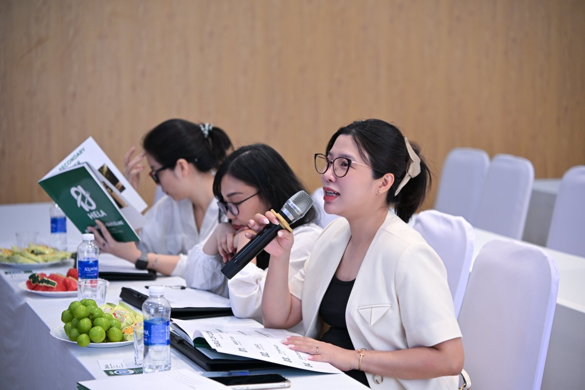 Hội đồng chấm trao đổi với học viên trong buổi bảo vệ đồ án tốt nghiệp