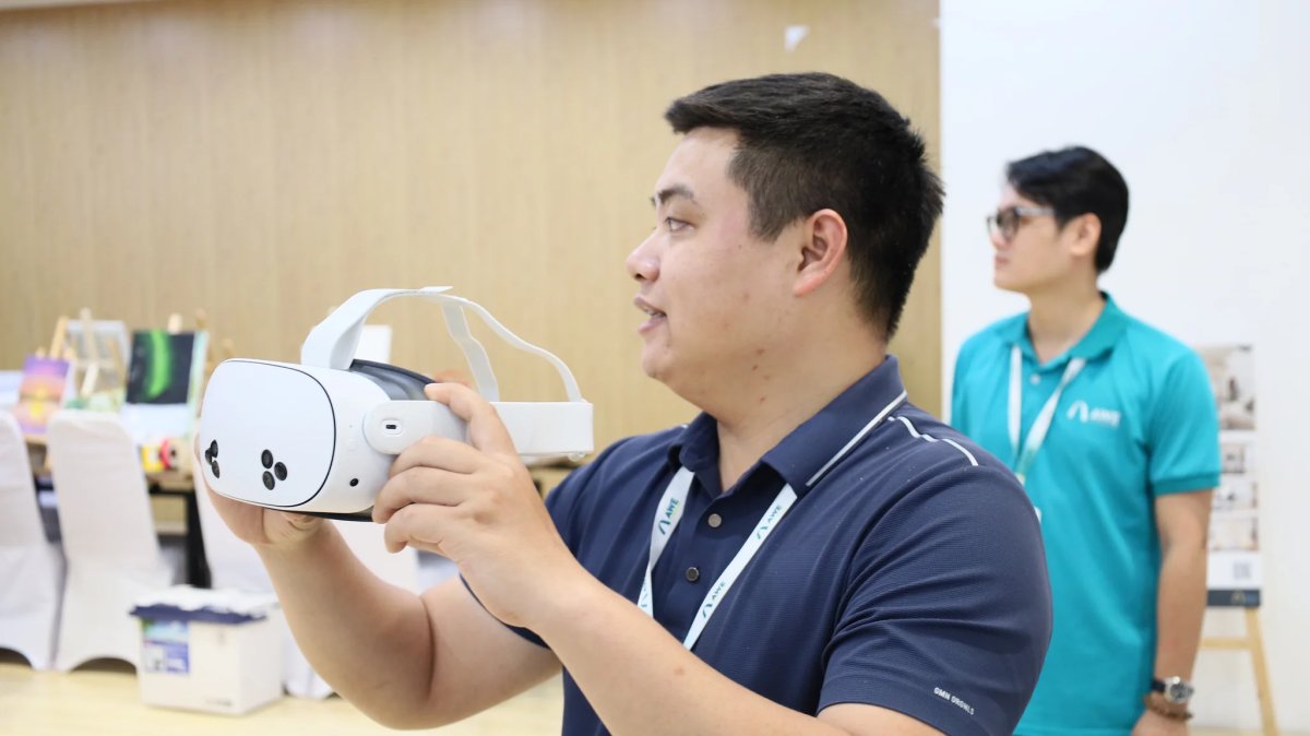 Người tham gia cầm kính VR chuẩn bị đeo thử