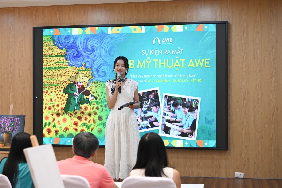 Người dẫn chương trình mở đầu sự kiện ra mắt CLB Mỹ thuật AWE trước màn hình lớn
