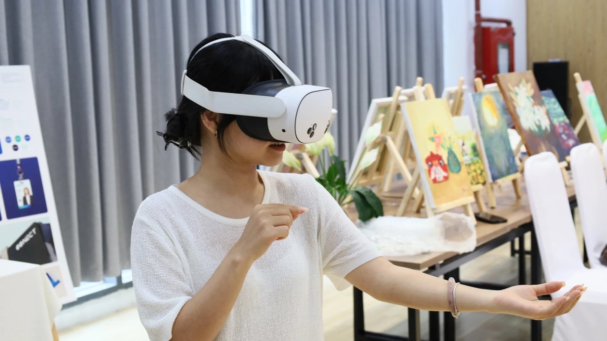 Người tham gia đeo kính VR, đưa tay thao tác trong không gian ảo