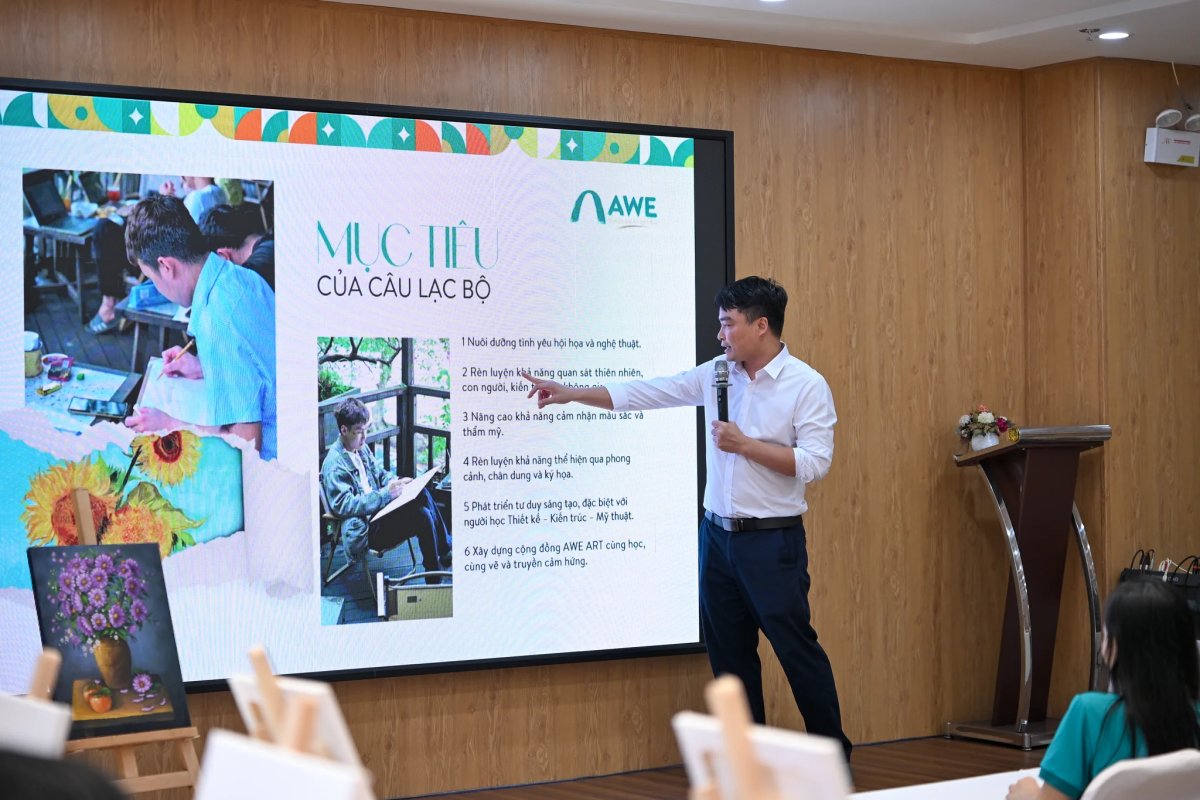 Người trình bày chỉ lên slide Mục tiêu của câu lạc bộ gồm sáu mục